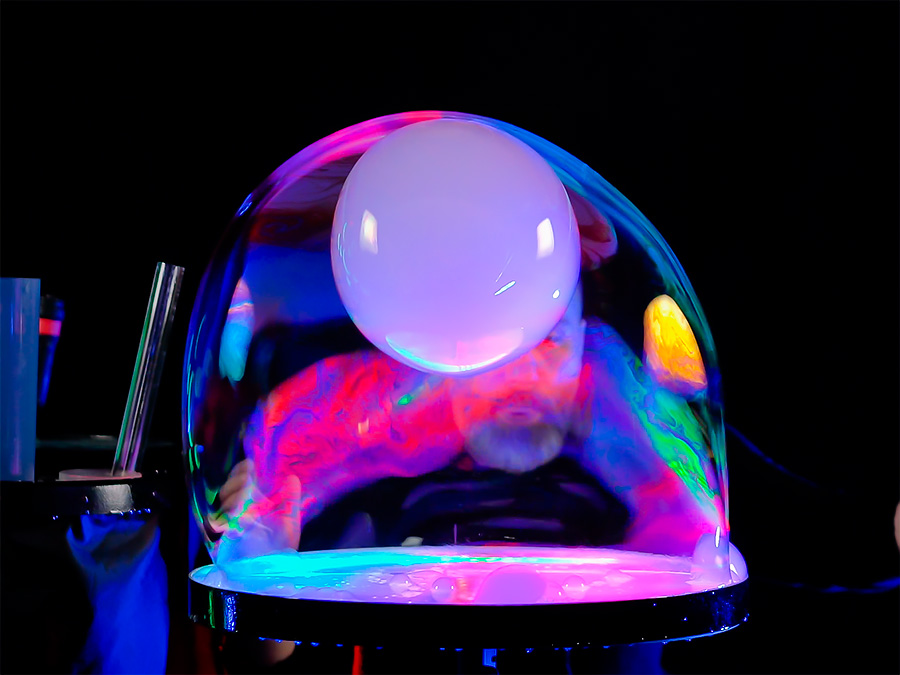 Трюки на светящемся столике от BubbleMan